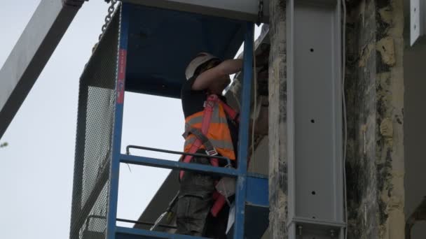 Man Aan Het Werk Een Steiger — Stockvideo