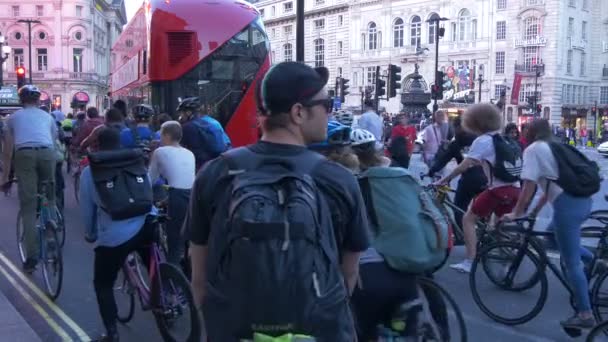 Bicikliző Emberek Londoni Piccadilly Circus Ban — Stock videók