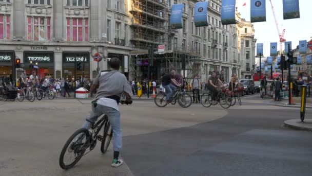 Jóvenes Montando Bicicletas Calle Regent — Vídeos de Stock