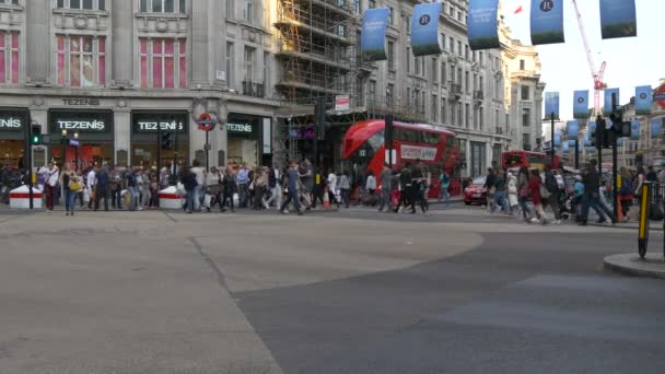 Pessoas Cruzando Regent Street Londres — Vídeo de Stock