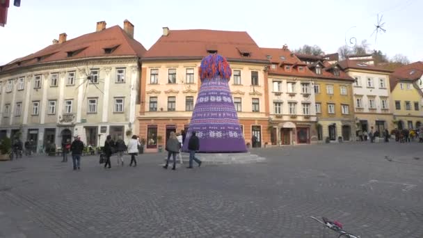 Décoration Violette Géante Sur Place Stari — Video