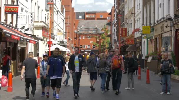 Londra Gerrard Caddesi Nde Yürüyen Turistler — Stok video