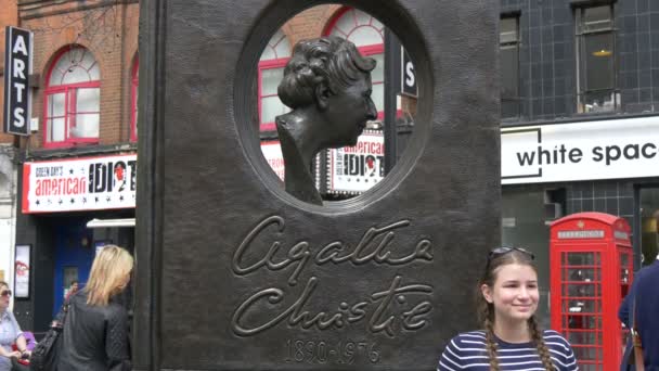 Nahaufnahme Des Agatha Christie Denkmals — Stockvideo