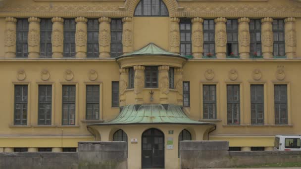 Bâtiment Jaune Avec Toit Cuivre — Video