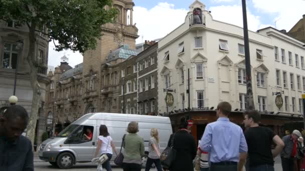 在伦敦圣马丁广场散步的人 — 图库视频影像