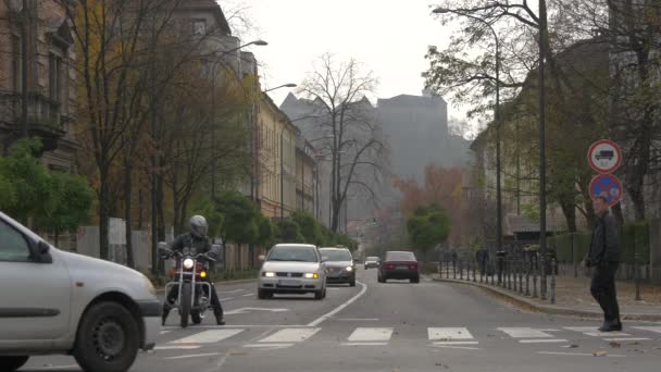 Ljubljana Bir Sokakta Yürürken Araba Kullanırken — Stok video