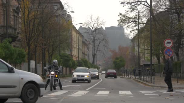 Wandelen Rijden Een Straat Ljubljana — Stockvideo