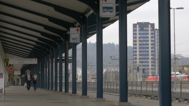 Promenader Vid Tågstationen — Stockvideo
