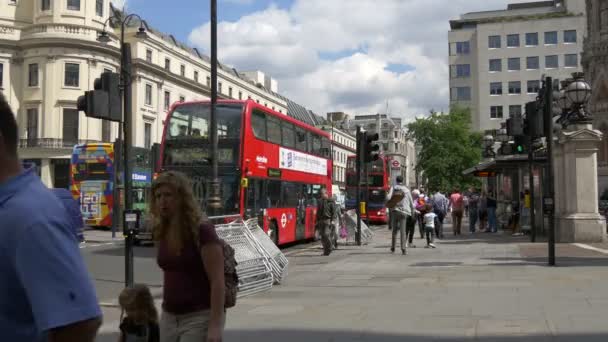 Rote Busse Und Autos Auf Den Straßen Londons — Stockvideo