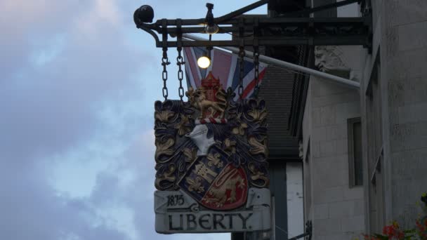 Het Bord Van Het Winkelcentrum Liberty — Stockvideo