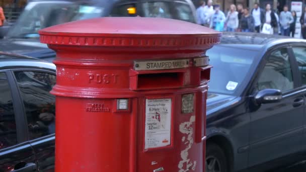 Sluiten Van Een Koninklijke Brievenbus — Stockvideo