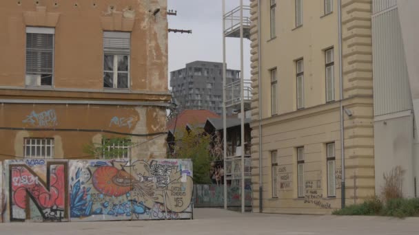 Edificios Graffiti Ciudad Durante Día — Vídeo de stock
