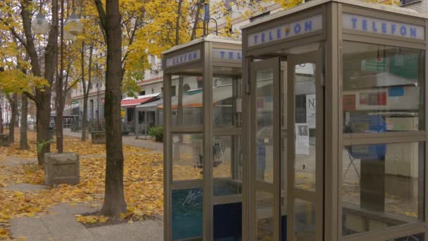 Telefonschränke Auf Dem Bürgersteig — Stockvideo