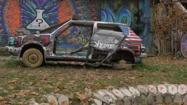 Carro Abandonado Pintado Com Folhagem Outono — Vídeo de Stock