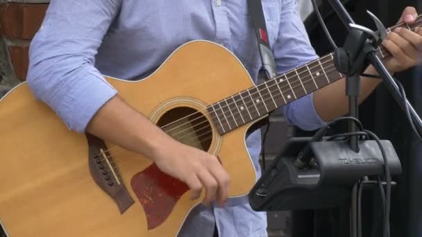 Nahaufnahme Von Händen Die Gitarre Spielen — Stockvideo