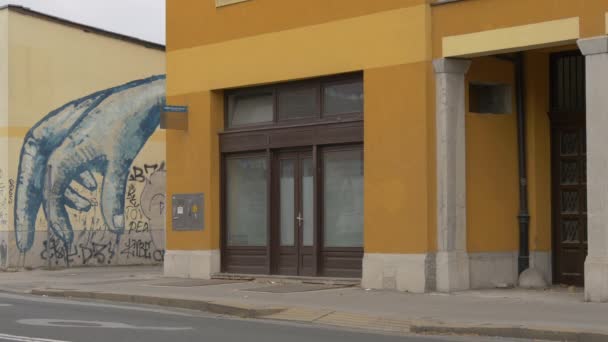 Graffiti Wall Yellow Building — Vídeo de stock