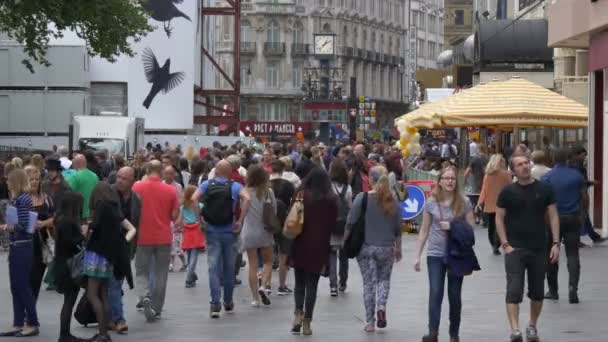 Turister Promenader Leicester Square London — Stockvideo