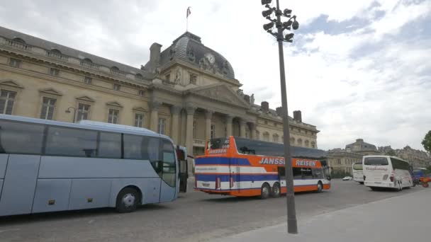 Buses Parked Front Building — 图库视频影像