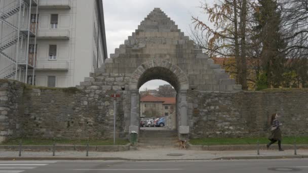 Das Pyramidentor Der Römischen Mauer Ljubljana — Stockvideo