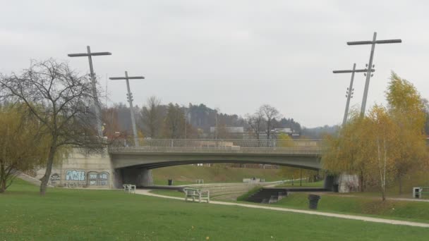 Híd Parkban Ljubljana — Stock videók