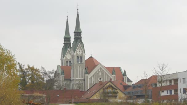 Rumah Pohon Dan Gereja Dengan Menara Ljubljana — Stok Video