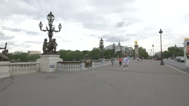 Promenader Och Fotografering Pont Alexandre Iii — Stockvideo