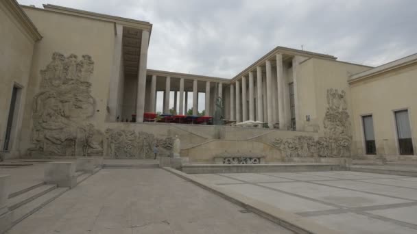 Γλυπτά Στους Τοίχους Και Ένα Άγαλμα Στο Musee Galliera — Αρχείο Βίντεο