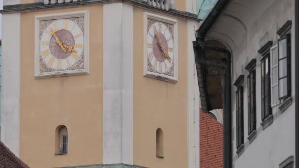 建筑物角上的钟 — 图库视频影像