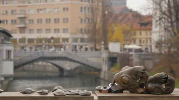 Sculptures Railing Butchers Bridge — Vídeo de stock