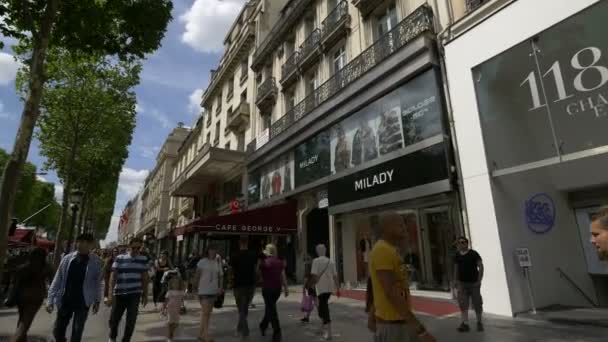 Champs Elysees Deki Mağazalardan Dükkanlardan Geçerken — Stok video