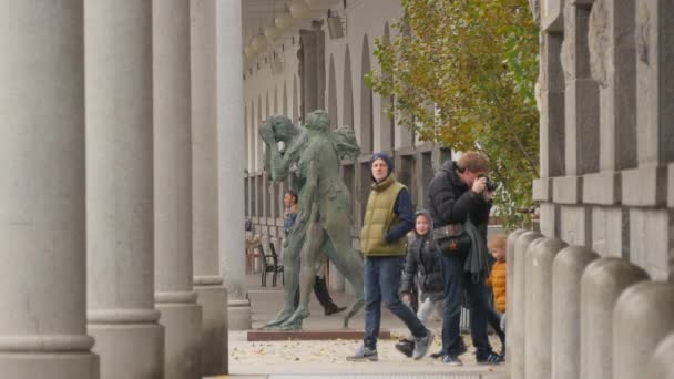 Скульптуры Возле Колоннады — стоковое видео