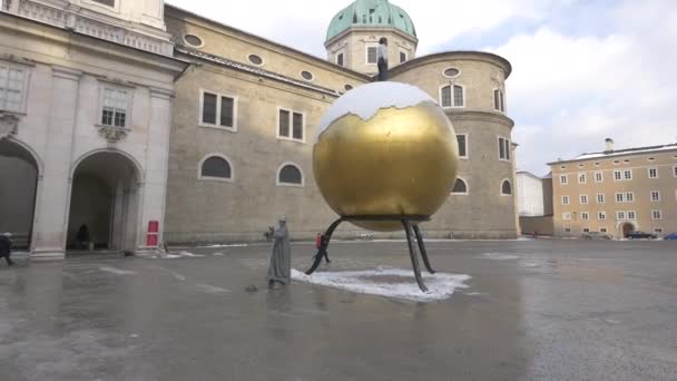 Gouden Bol Sculptuur Kapitelplatz — Stockvideo