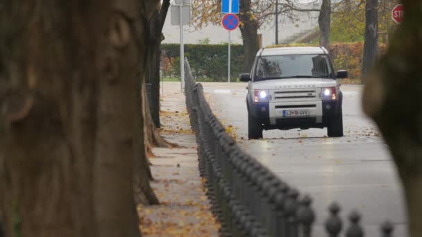 Een Witte Auto Rijden — Stockvideo