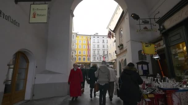 Mozarts Geburtshaus Yakın Yürüyen Turistler — Stok video