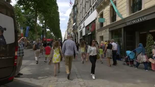 Spaziergang Auf Der Avenue Des Champs Elysees — Stockvideo