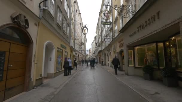 Άνθρωποι Περπατούν Στην Οδό Getreidegasse — Αρχείο Βίντεο