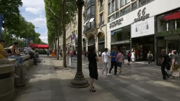 游客和当地居民走在香榭丽舍大街上 — 图库视频影像