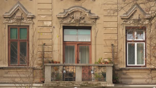 Edificio Antiguo Con Balcón — Vídeo de stock