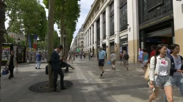 Άνθρωποι Περπατούν Στα Ηλύσια Πεδία Παρίσι — Αρχείο Βίντεο