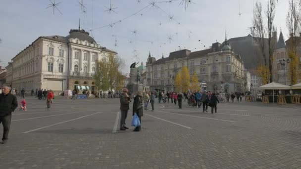 卢布尔雅那波伦广场的当地人和游客 — 图库视频影像