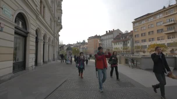 Turyści Miejscowi Spacerujący Nad Rzeką Lubljanicą — Wideo stockowe