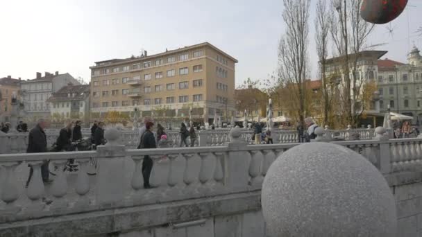 Turisté Místní Obyvatelé Procházky Trojitém Mostě Lublani — Stock video
