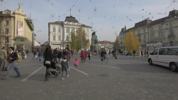 在卢布尔雅那的波伦广场散步的人 — 图库视频影像