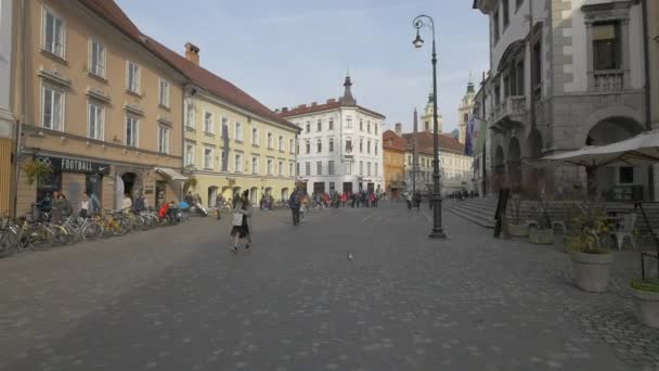 Fotgängare Promenader Torget Ljubljana — Stockvideo