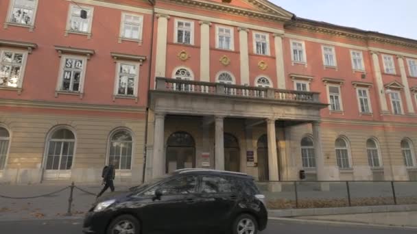 Rode Gebouw Het Congresplein Ljubljana — Stockvideo