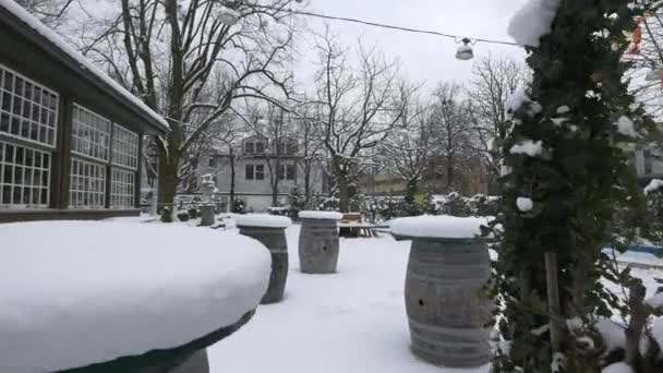 冬の日にバレルテーブル付きの公園 — ストック動画