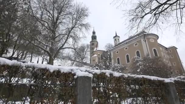 冬の二つの教会の低い角度 — ストック動画