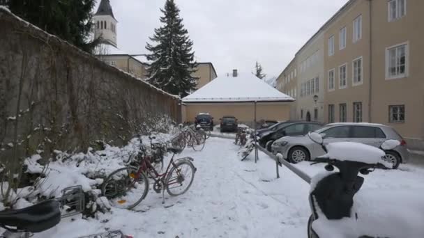雪道に駐輪するバイクや車 — ストック動画