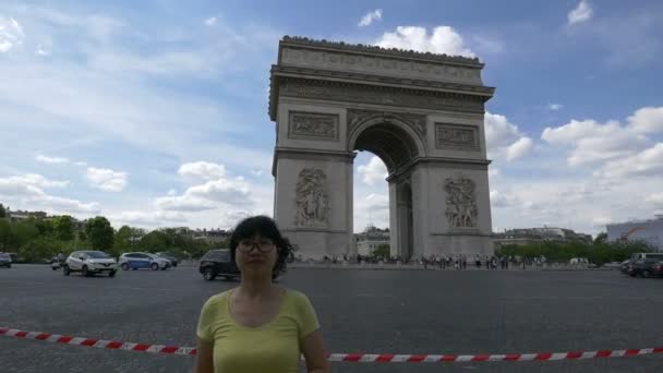 Touristes Prenant Des Photos Arc Triomphe — Video
