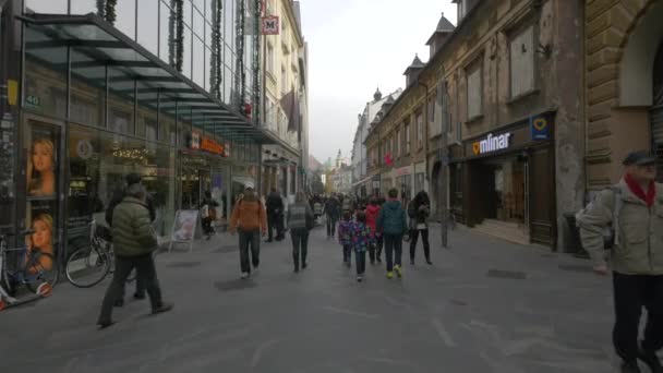 Люди Ходять Вулиці Коп — стокове відео